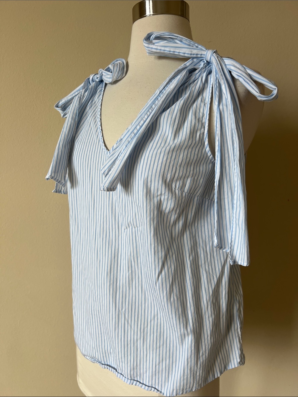 Who What Wear Light Blue & White Striped Tie-Shoulder V-Neck Camisole - Picture 4 of 9